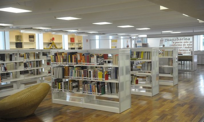 Percentual de municípios com museus e bibliotecas caiu nos últimos 4 anos