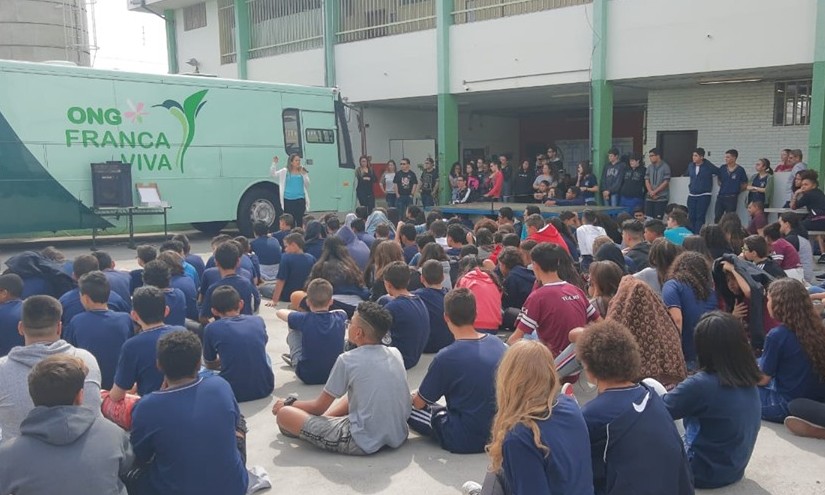 Escola “Prof. Ângelo Scarabucci” recebe ônibus para aulas de informática