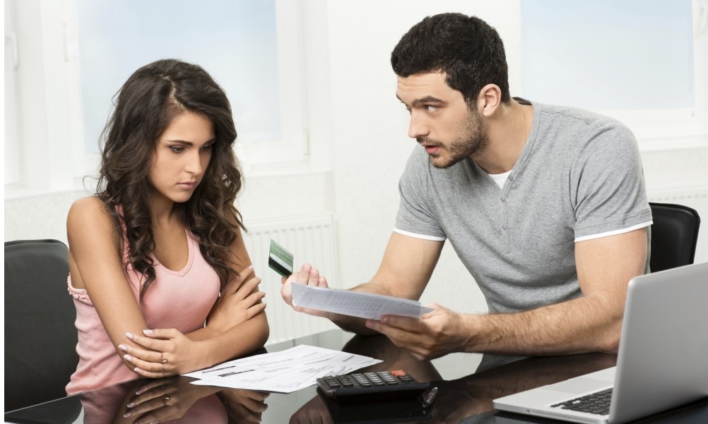 Muito comum nas relações, infidelidade financeira pode colocar casamento em risco