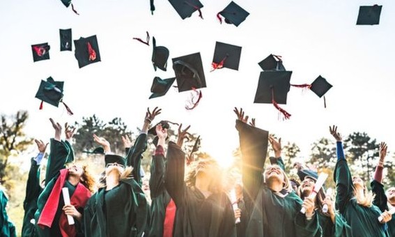 Maioria nas universidades brasileiras, mulheres têm dificuldades de emprego