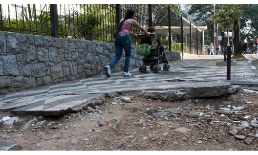 Estudo mostra ruas e calçadas inadequadas para circulação de pessoas