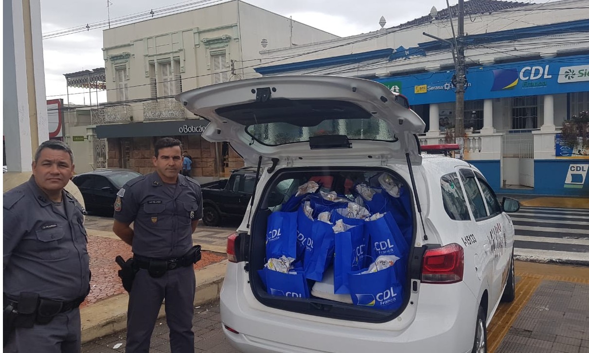CDL Franca entrega kits de brinquedos à Polícia Militar pelo Dia das Crianças