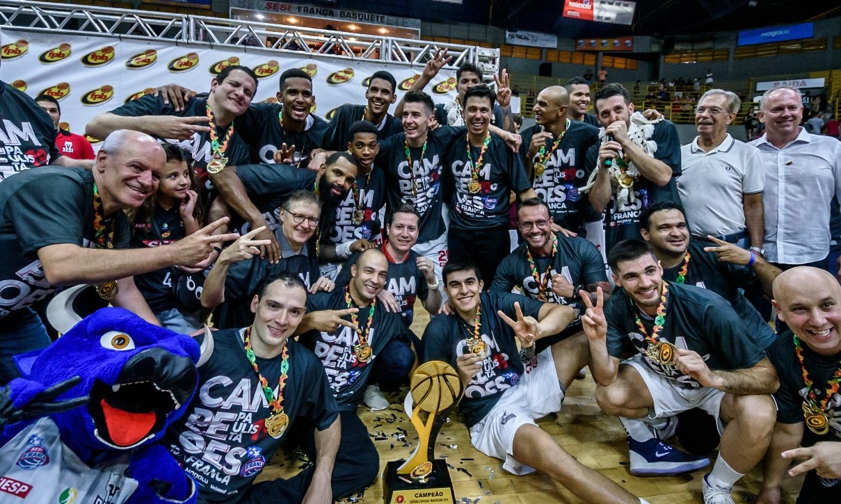 Melhores do Ano recebem homenagem da Federação Paulista de Basquete
