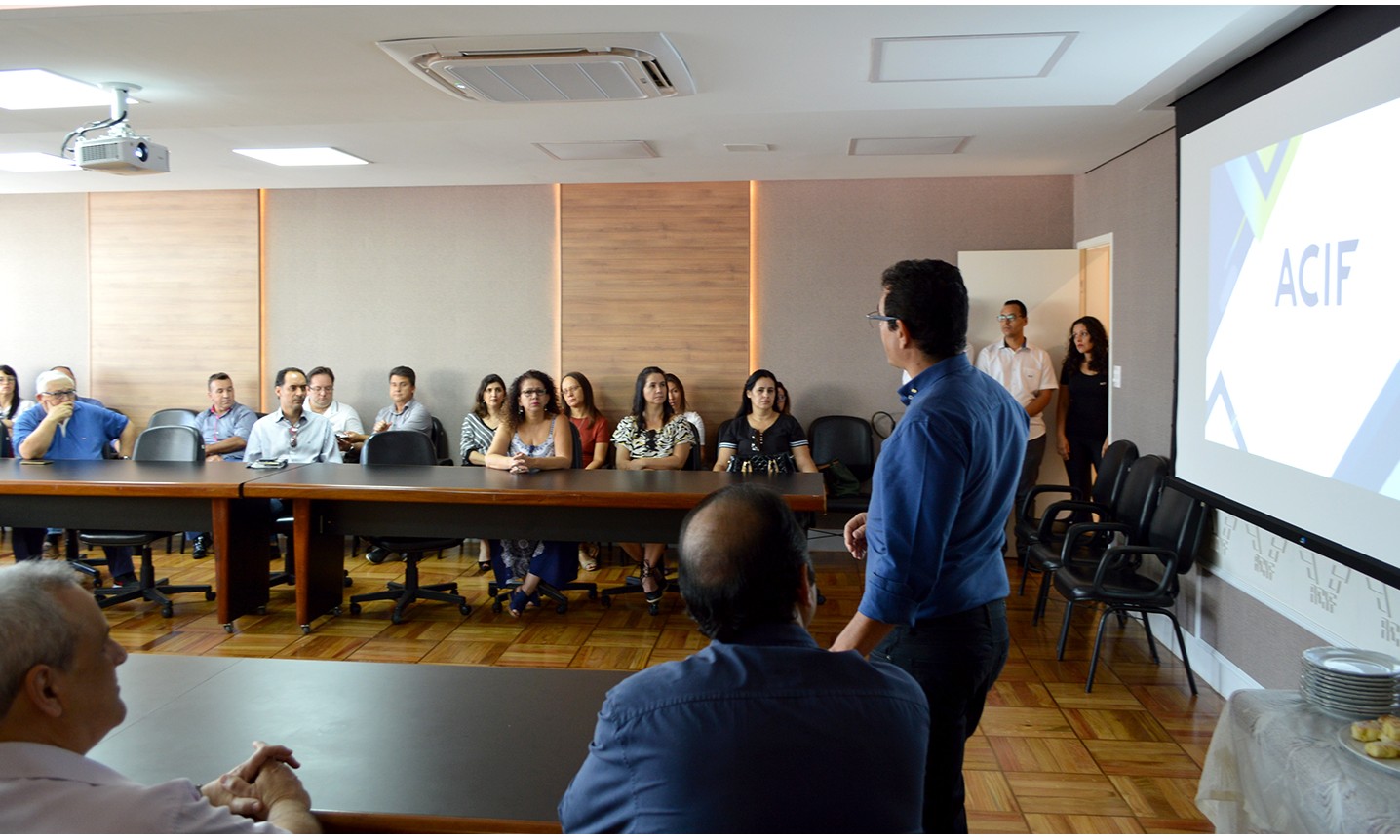 1º Café Empresarial reúne associados novos e antigos na sede da ACIF