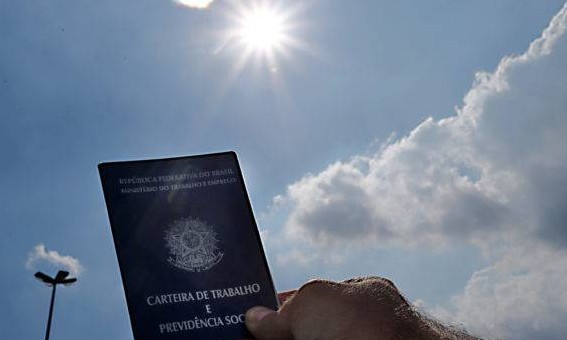 11% dos trabalhadores que cursaram faculdade ganham até 1 mínimo