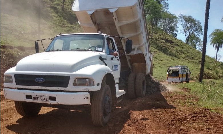 Rodovia que liga Franca a Claraval recebe manutenção em vários pontos críticos