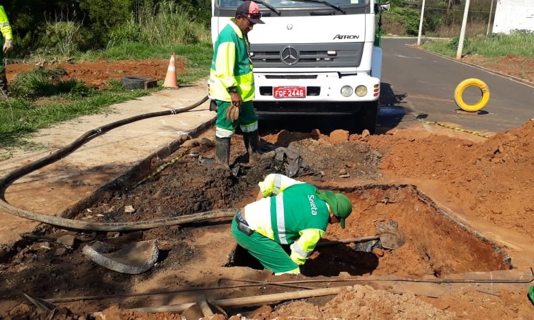 Com estiagem, Prefeitura aproveita para limpar e consertar galerias e bueiros