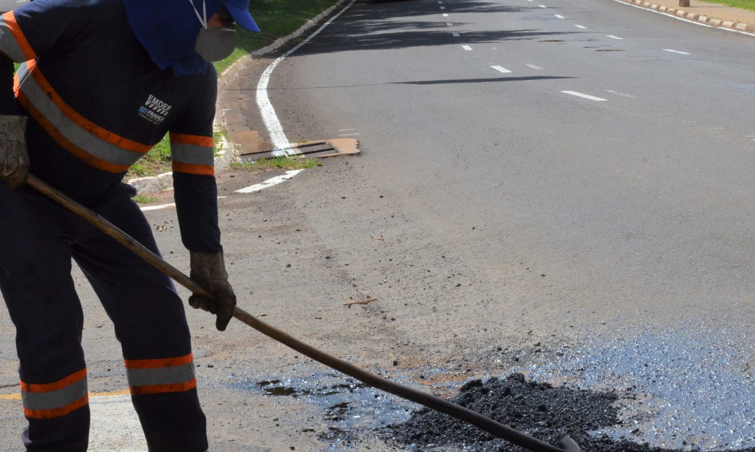 Como “emergência”, Prefeitura retoma de forma parcial a “Tapa Buracos”
