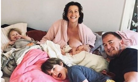 Cantora Alanis Morissette revela ao público que está com depressão pós-parto