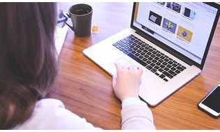 Instituto oferece cursos gratuitos online para idosos sobre vários temas