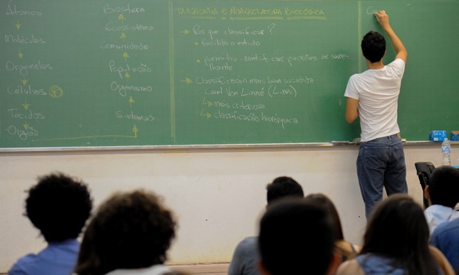 Mesmo em meio à crise, profissão de professor resiste bravamente no país
