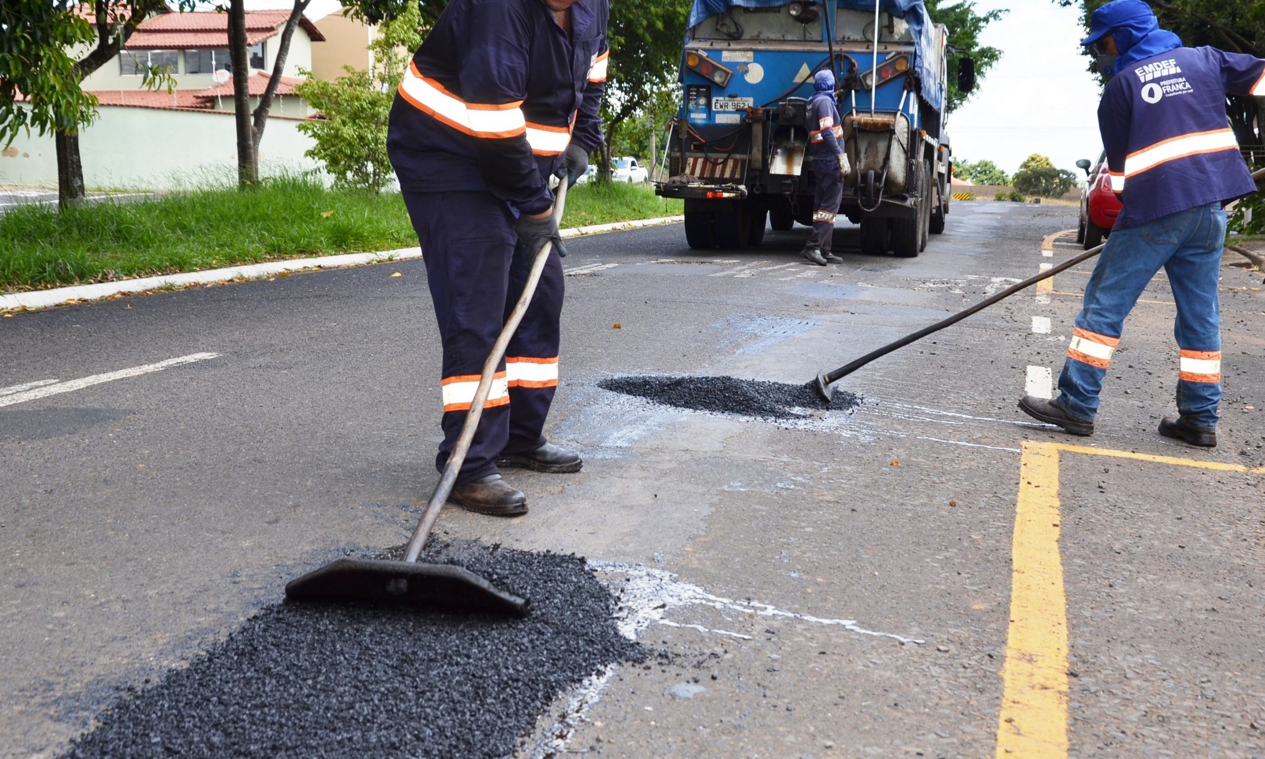 Com serviços do “Tapa Buracos” parados há dias, Prefeitura abre licitação