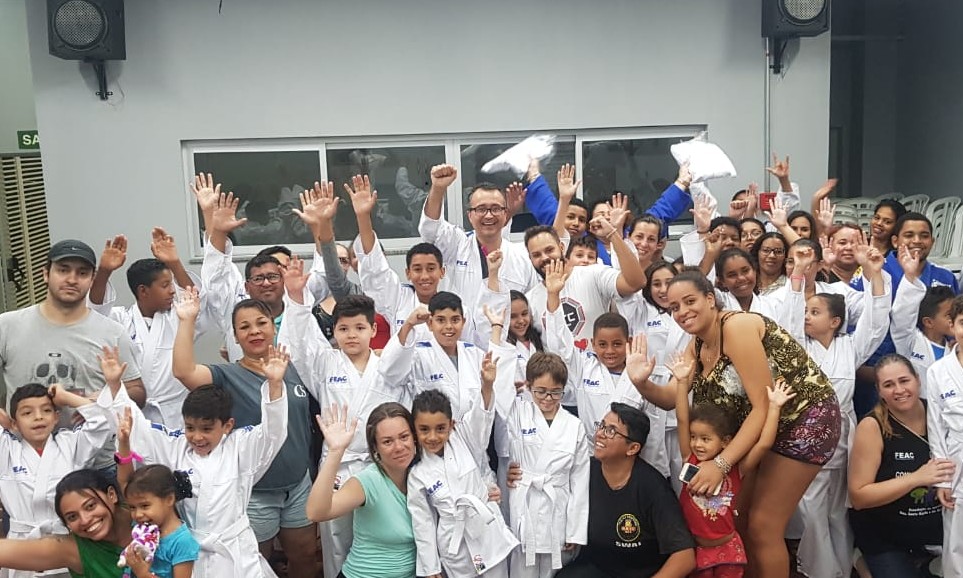 60 Alunos de judô do CEU do Leporace recebem kimonos da Prefeitura