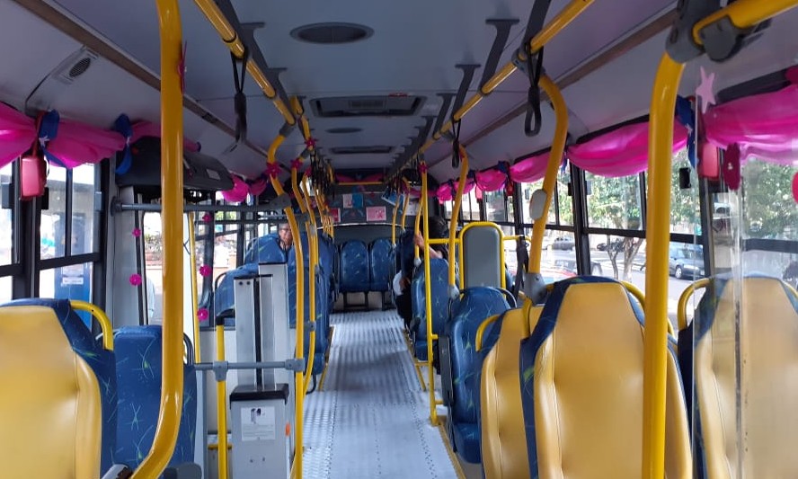 Empresa São José decora ônibus com laços e flores para o Outubro Rosa