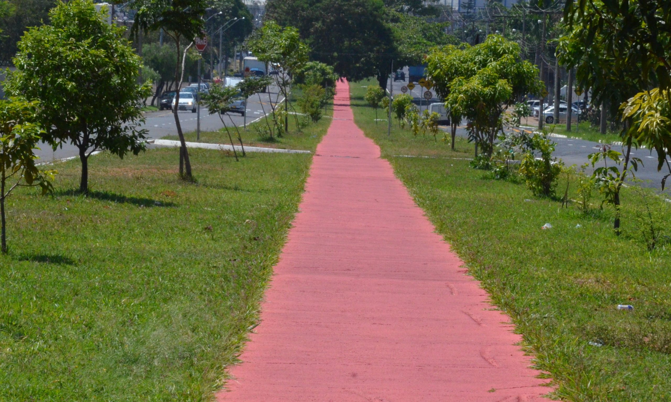 Ciclovia do Distrito Industrial recebe reforço na pintura e reparos no calçamento