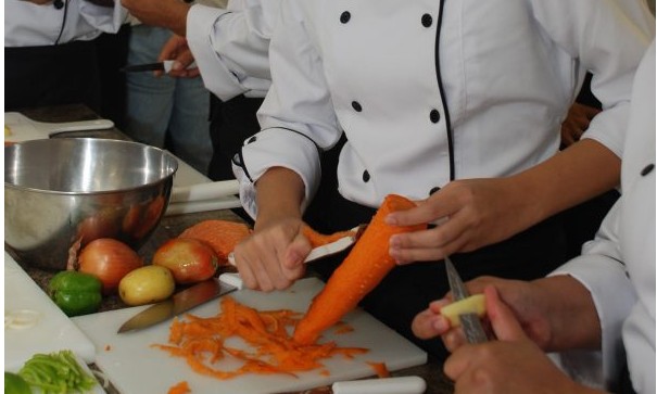 Curso gratuito de boas práticas e manipulação de alimentos ainda com vagas
