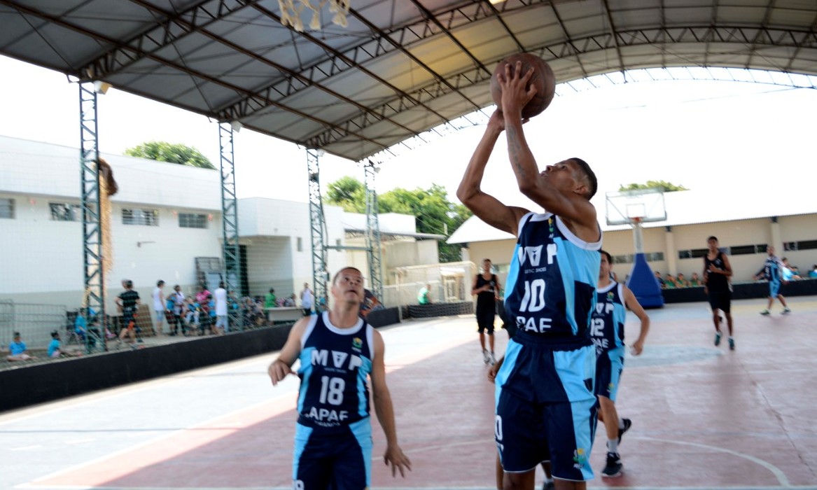 Escolas Otávio Martins e Vicente Minicucci jogam basquete inclusivo na APAE