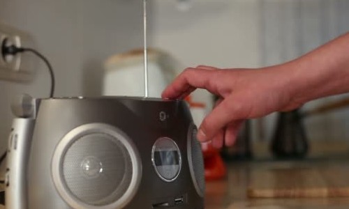 Rádio alcança 83% dos brasileiros e é mais popular entre os jovens, diz estudo