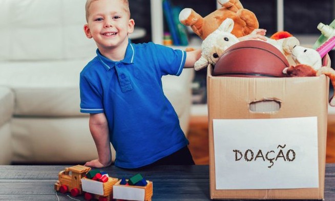 Como ensinar aos filhos a importância de doações de roupas ou brinquedos