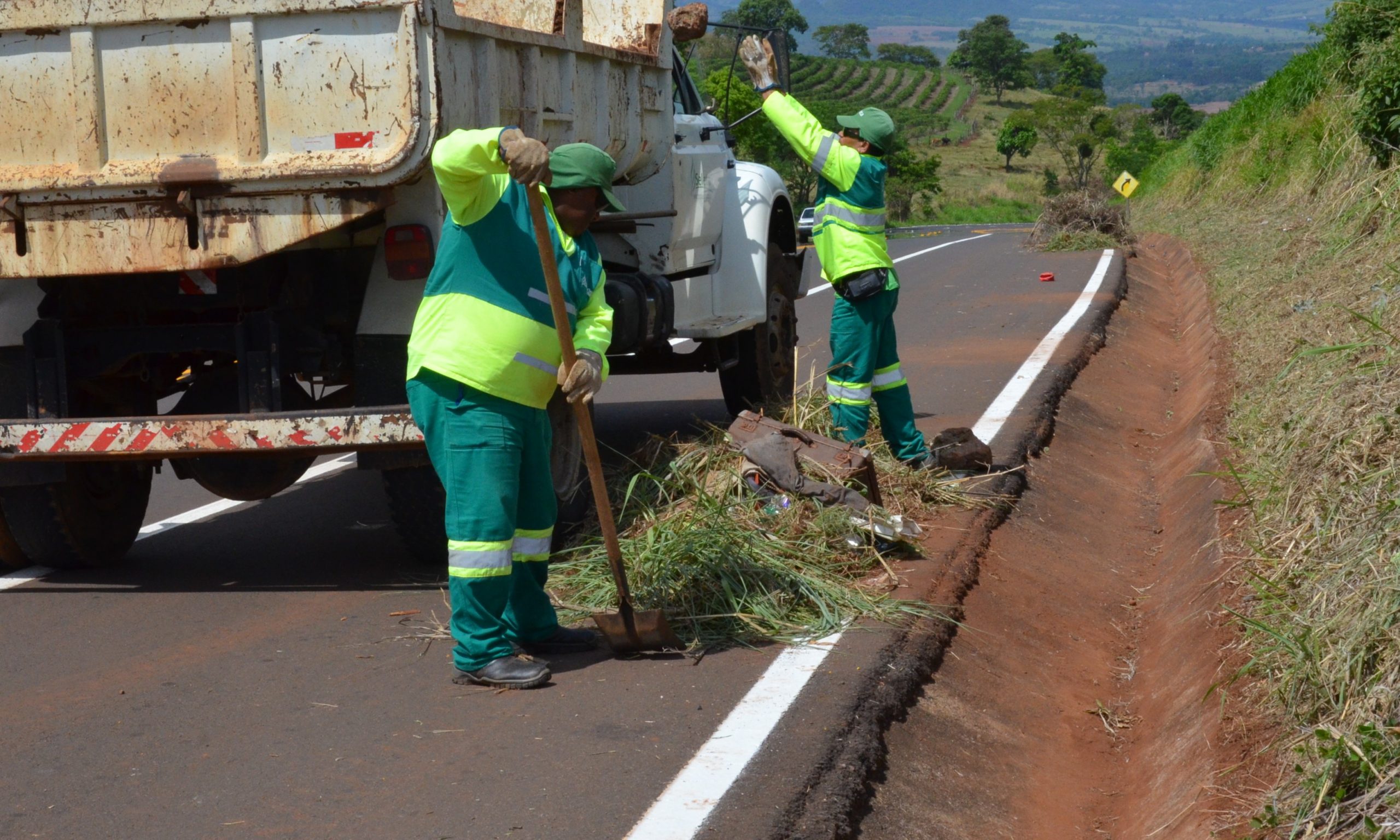 Limpeza e melhorias são realizadas na Rodovia que liga Franca à Claraval