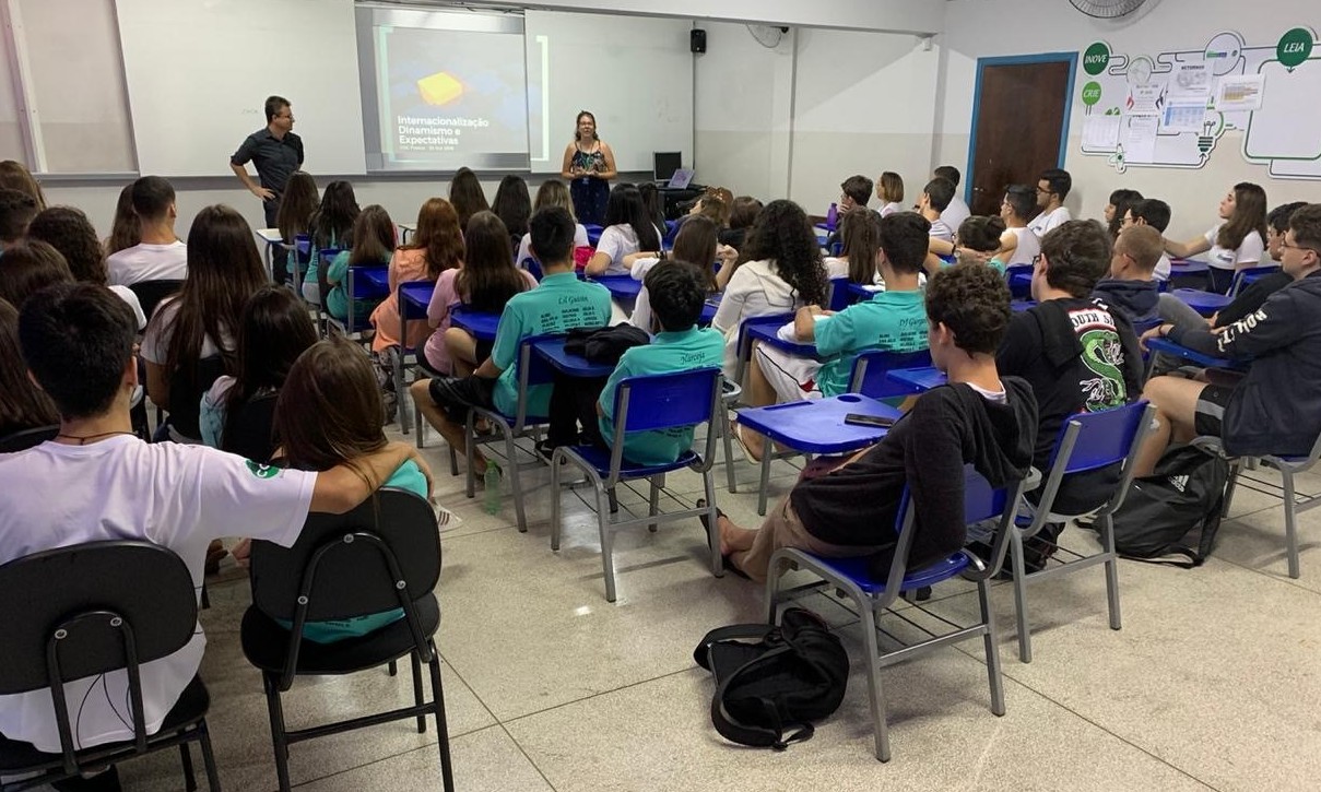 DNI-ACIF leva palestra sobre Internacionalização aos alunos do COC Franca