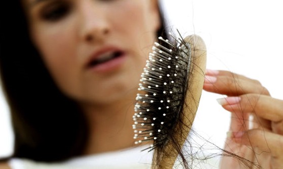 Trabalhar muitas horas seguidas provoca queda de cabelo, diz estudo