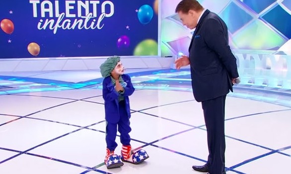 Criança dá o que falar no Silvio Santos e web faz pedido especial por ela