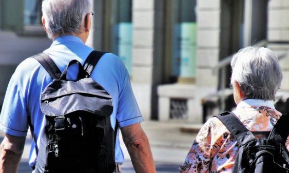 No Brasil, mulheres vivem sete anos a mais do que homens, diz estudo do IBGE