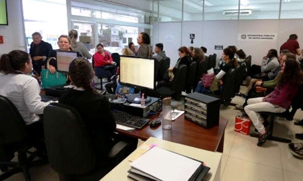 Desemprego faz disparar busca por defensores públicos, diz associação