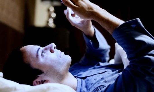Jovens estão viciados em celular e descansam apenas 1 hora por dia