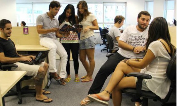 Havaianas lança campanha para incentivar o uso de chinelo nos escritórios