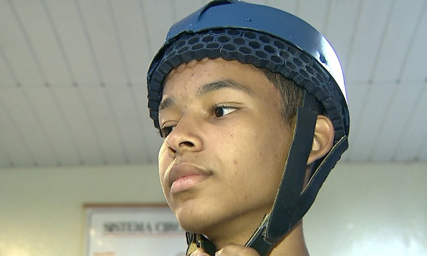 Estudantes criam capacete  com material descartado por fábricas em Franca