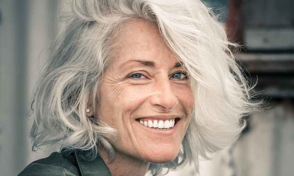 Cabelo branco: saiba por que os fios perdem a cor e como aderir à tendência