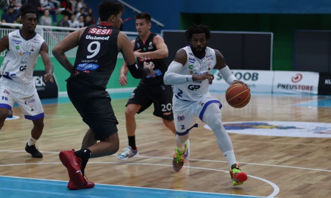Sesi Franca Basquete vence Pato, em jogo no Paraná, e segue invicto no NBB