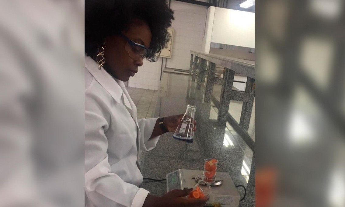 Ex-aluna da Fatec Sebrae cria produto para remover agrotóxico dos alimentos