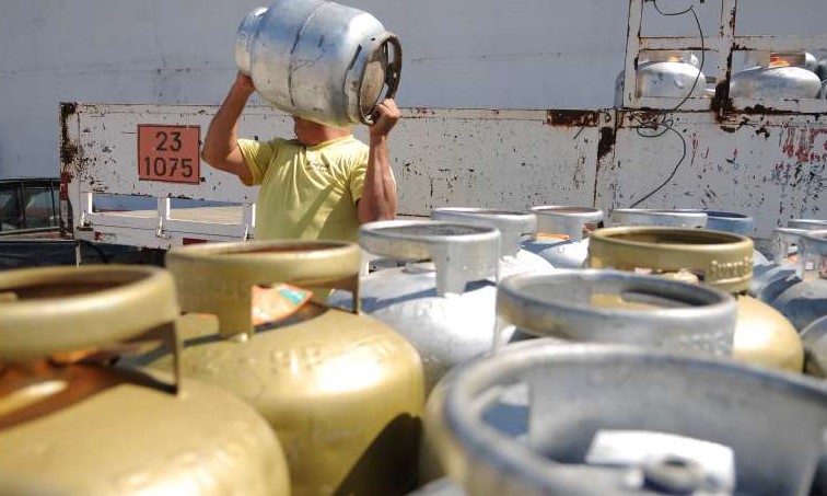 Petrobras anuncia alta de 4% no gás de cozinha a partir desta segunda-feira, 25