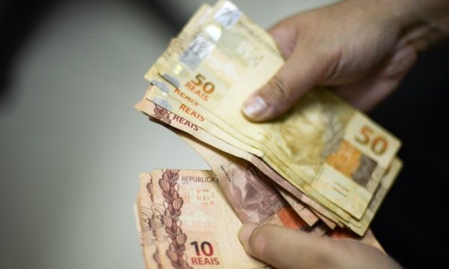 Pagamento do 13º salário está chegando: professor ensina como usar o dinheiro