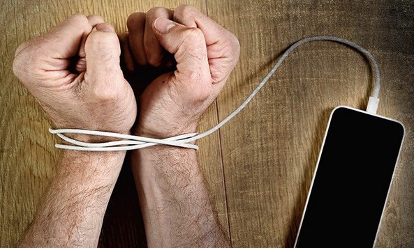 Vício em celular prejudica a aptidão física, mente e o sono – entenda