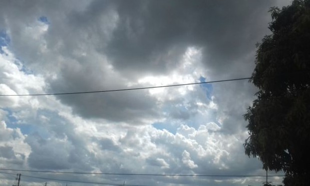 Sol aparece entre muitas nuvens e pode chover em Franca nesta quarta, 27