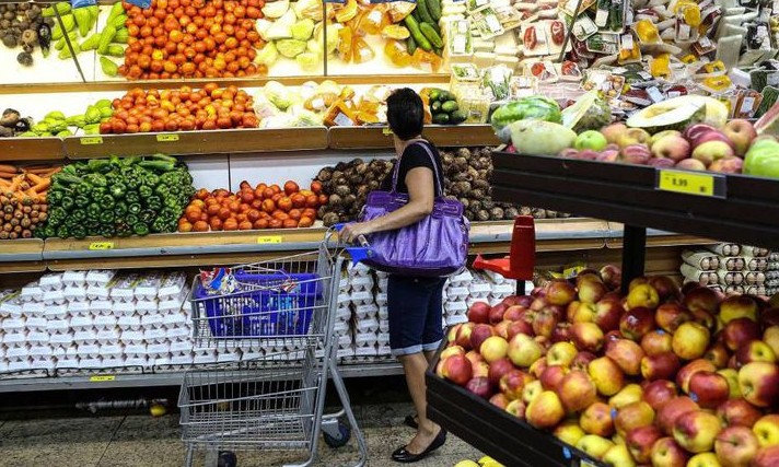 Após queda, inflação volta a acelerar em outubro e população já sente no bolso