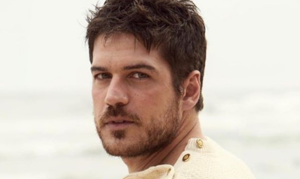 Fora da Globo, ator Marco Pigossi acerta com a Netflix e grava na Espanha