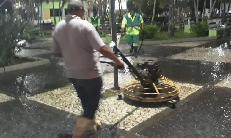 Praças da área central de Franca passam por processo de higienização completa