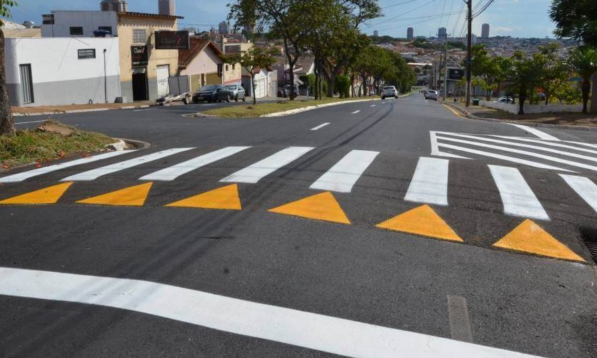 Sinalização de ruas e avenidas são revitalizadas pela Prefeitura