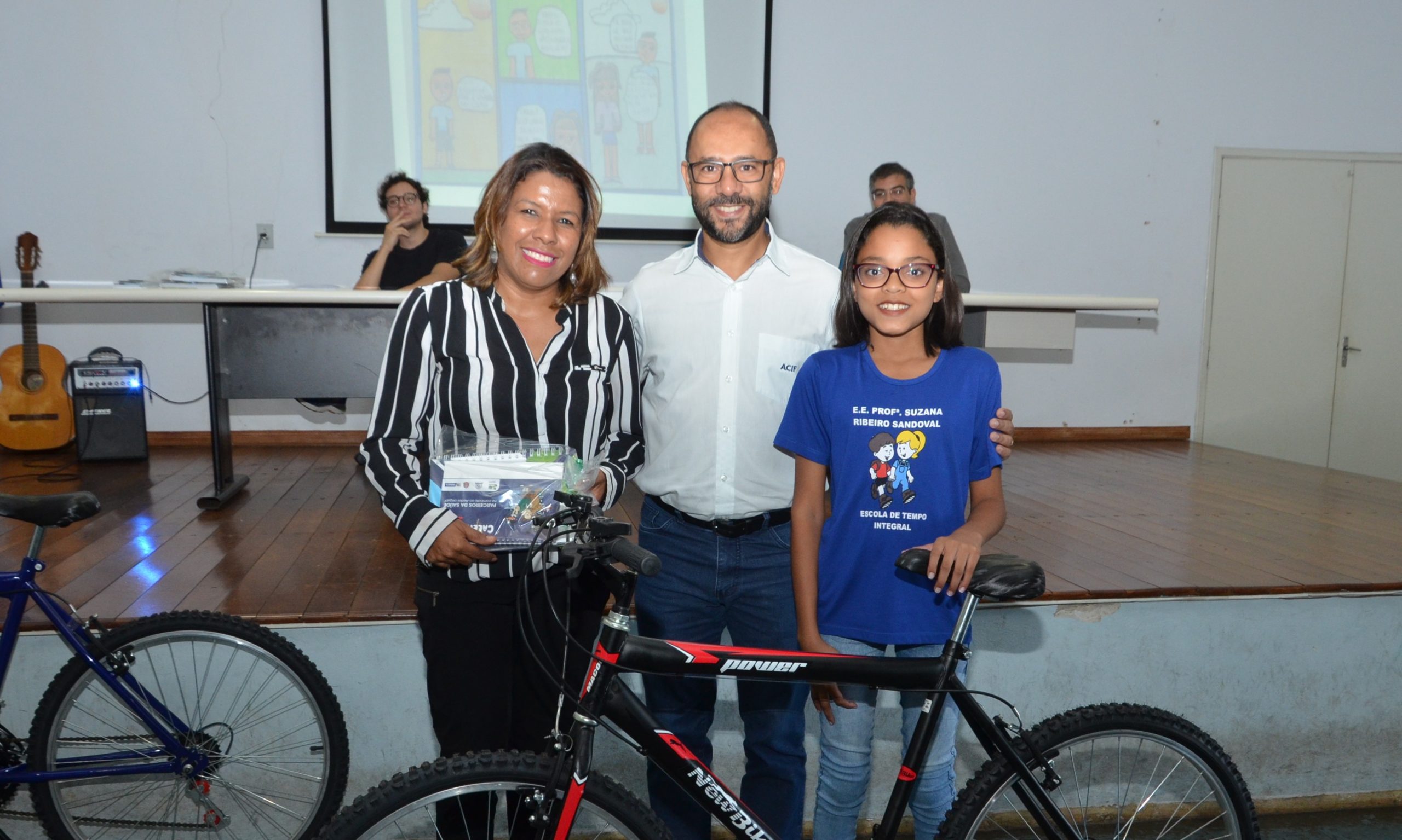 Alunos vencedores de concurso em Franca são premiados com bicicleta