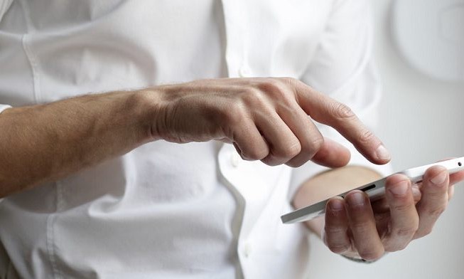 Celular distrai brasileiro frequentemente, diz pesquisa da Deloitte