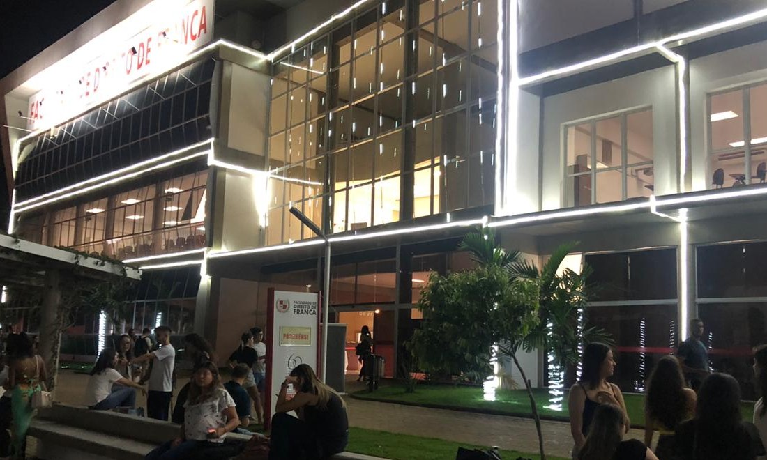 ​Prédio da Faculdade de Direito recebe iluminação  em clima de Natal