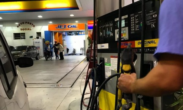 Petrobras anuncia aumento no preço da gasolina por causa da alta no dólar