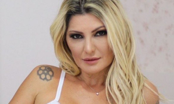 Antonia Fontenelle posa só de calcinha e deixa sutiã de lado; fãs piram