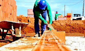 Emprego na indústria da construção alcança maior nível em sete anos no país