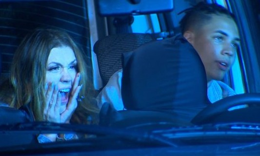 Simony se assusta e esperneia ao cair em pegadinha de Silvio Santos